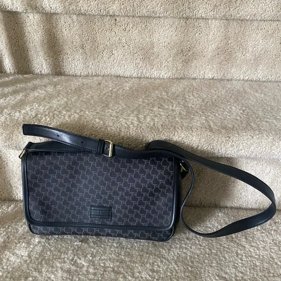 Tommy Hilfiger 9 1/2”x7” black handbag purse - Picture 1 of 10